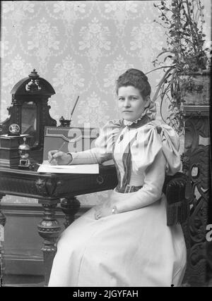 Ritratto di Ateljé - Emma Osti, Uppsala probabilmente dopo il 1896. Nel 1985, i Borgaremmet di Uppsala donarono 99 lastre di vetro e un certo numero di copie che appartenevano ad Emma Osti, che visse in borghesia tra il 1930 e il 1954. Le immagini sono state trovate nella mansarda e la maggior parte dei motivi sono dalla casa e dallo studio di Emma e Henris a Bredgränd. Ex proprietario: Osti, Emma Foto Stock