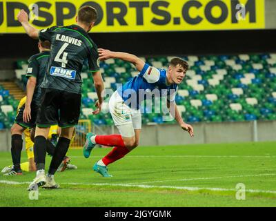 Windsor Park, Belfast, Irlanda del Nord, Regno Unito. 13 luglio 2022. UEFA Champions League primo turno di qualificazione (seconda tappa) – Linfield vs TNS. Azione dalla partita di stasera al Windsor Park (Linfield in blu). Ethan Devine (19 segna il secondo obiettivo di Linfield in tempi extra. Credit: CAZIMB/Alamy Live News. Foto Stock