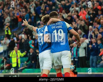 Windsor Park, Belfast, Irlanda del Nord, Regno Unito. 13 luglio 2022. UEFA Champions League primo turno di qualificazione (seconda tappa) – Linfield vs TNS. Azione dalla partita di stasera al Windsor Park (Linfield in blu). Ethan Devine (19 segna il secondo obiettivo di Linfield in tempi extra. Credit: CAZIMB/Alamy Live News. Foto Stock