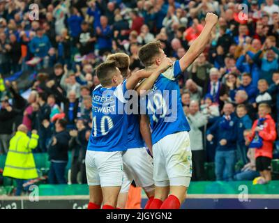 Windsor Park, Belfast, Irlanda del Nord, Regno Unito. 13 luglio 2022. UEFA Champions League primo turno di qualificazione (seconda tappa) – Linfield vs TNS. Azione dalla partita di stasera al Windsor Park (Linfield in blu). Ethan Devine (19 segna il secondo obiettivo di Linfield in tempi extra. Credit: CAZIMB/Alamy Live News. Foto Stock