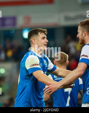 Windsor Park, Belfast, Irlanda del Nord, Regno Unito. 13 luglio 2022. UEFA Champions League primo turno di qualificazione (seconda tappa) – Linfield vs TNS. Azione dalla partita di stasera al Windsor Park (Linfield in blu). Ethan Devine (19 segna il secondo obiettivo di Linfield in tempi extra. Credit: CAZIMB/Alamy Live News. Foto Stock