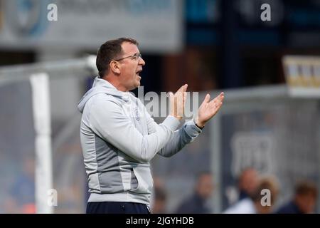 13th luglio 2022, Dens Park, Dundee, Scozia: Calcio pre-stagione, Dundee Versus Blackburn Rovers; Gary Bowyer, manager di Dundee, applaude alle sue squadre Foto Stock