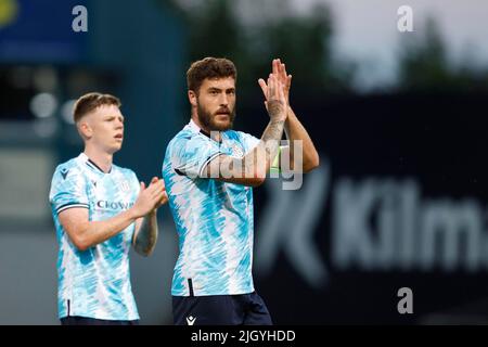 13th luglio 2022, Dens Park, Dundee, Scozia: Calcio pre-stagione, Dundee Versus Blackburn Rovers; Ryan Sweeney di Dundee applaude i tifosi alla fine della partita Foto Stock