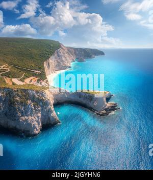 Vista aerea del mare blu, capo di montagna, spiaggia di sabbia, cielo Foto Stock