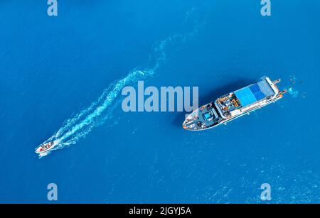 Vista aerea di bellissimo yacht e barca sul mare al tramonto Foto Stock