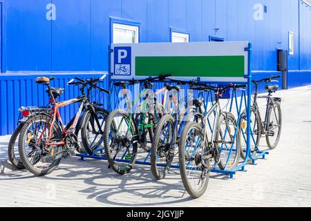 Diverse biciclette sono parcheggiate nel parcheggio vicino alla casa. Ucraina, Vinnytsia, 22 agosto 2020. Foto Stock
