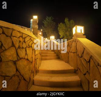 Belle scale con luce di strada di notte in estate Foto Stock