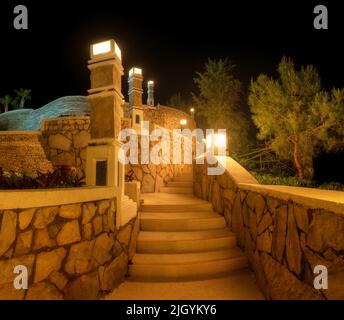 Belle scale con luce di strada di notte in estate Foto Stock