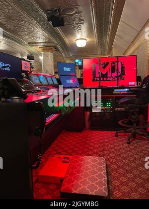 Stazione audio e soundboard, Neil Simon Theatre, MJ Musical, 2022, NYC, USA Foto Stock