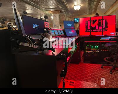 Stazione audio e soundboard, Neil Simon Theatre, MJ Musical, 2022, NYC, USA Foto Stock