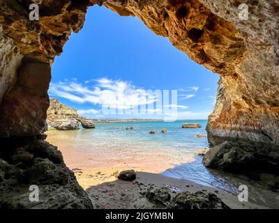 Bella vista all'interno della Grotta di Praia dos Estudiantes, Lagos Algarve, Portogallo Foto Stock