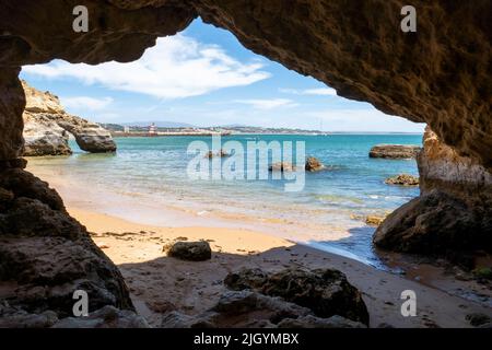 Bella vista all'interno della Grotta di Praia dos Estudiantes, Lagos Algarve, Portogallo Foto Stock