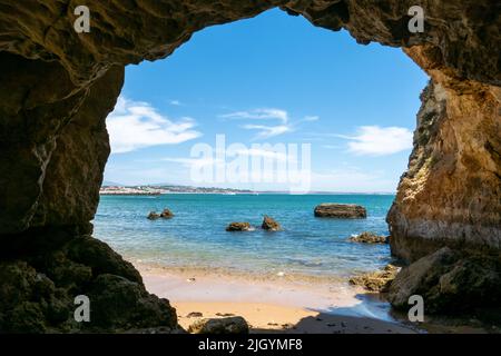 Bella vista all'interno della Grotta di Praia dos Estudiantes, Lagos Algarve, Portogallo Foto Stock