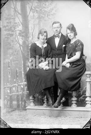 Due donne e un uomo, Östhammar, Uppland. Evento storico, nome legato a Objek: Andersson, Emilia Foto Stock