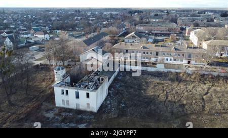 Un tetto distrutto di un edificio in una città Ucraina Foto Stock