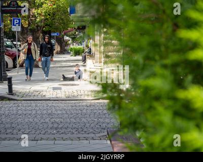 Batumi, Georgia. 04.21.2022 un bambino mendicante chiede elemosina. I poveri, il contrasto sociale. Povertà. Ambiente cittadino Foto Stock