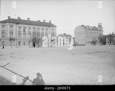 Parte settentrionale di Piazza Vaksala, con il Njord, quartiere Kvarngärdet, Uppsala 1901 - 1902. Parte settentrionale di Vaksalagorg. Solo verso nord-ovest, la piazza ricevette inizialmente una demarcazione monumentale. I due grandi edifici di appartamenti nel quartiere di Njord furono eretti alla fine del 19th secolo da quando la piazza fu allestita nella sua nuova forma. Nel mezzo della facciata del quartiere, un edificio più piccolo del 1850s è stato lasciato. Appartenne al primo edificio residenziale fuori Vaksalatull, che fu eretto secondo il piano urbanista di Borén dal 1850. 'Da Ola EHN & Gunnar Elf Foto Stock