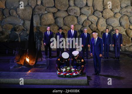 (220713) -- GERUSALEMME, 13 luglio 2022 (Xinhua) -- il Presidente degli Stati Uniti Joe Biden (1st R, fronte) partecipa ad una cerimonia di deposizione della corona a Yad Vashem, memoriale dell'Olocausto di Israele a Gerusalemme, il 13 luglio 2022. Biden è atterrato in Israele mercoledì pomeriggio, iniziando la sua prima visita in Medio Oriente come presidente, durante la quale terrà colloqui con funzionari di Israele, Palestina e Arabia Saudita. (Olivier Fitoussi/JINI via Xinhua) Foto Stock