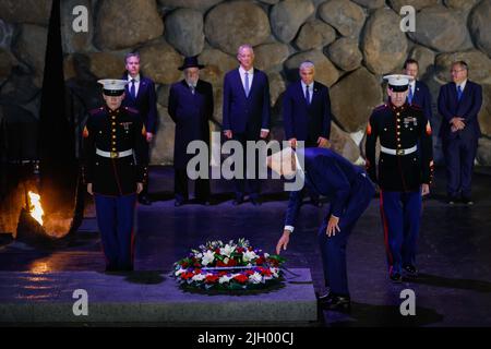 (220713) -- GERUSALEMME, 13 luglio 2022 (Xinhua) -- il Presidente degli Stati Uniti Joe Biden (fronte) partecipa ad una cerimonia di deposizione della corona a Yad Vashem, memoriale dell'Olocausto di Israele a Gerusalemme, il 13 luglio 2022. Biden è atterrato in Israele mercoledì pomeriggio, iniziando la sua prima visita in Medio Oriente come presidente, durante la quale terrà colloqui con funzionari di Israele, Palestina e Arabia Saudita. (Olivier Fitoussi/JINI via Xinhua) Foto Stock