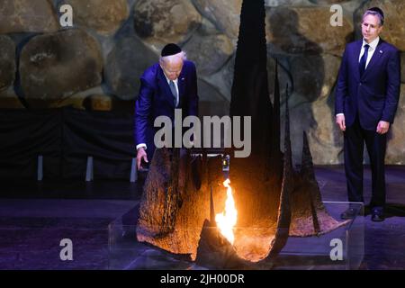 (220713) -- GERUSALEMME, 13 luglio 2022 (Xinhua) -- il Presidente degli Stati Uniti Joe Biden (L) visita Yad Vashem, memoriale dell'Olocausto di Israele a Gerusalemme, il 13 luglio 2022. Biden è atterrato in Israele mercoledì pomeriggio, iniziando la sua prima visita in Medio Oriente come presidente, durante la quale terrà colloqui con funzionari di Israele, Palestina e Arabia Saudita. (Olivier Fitoussi/JINI via Xinhua) Foto Stock