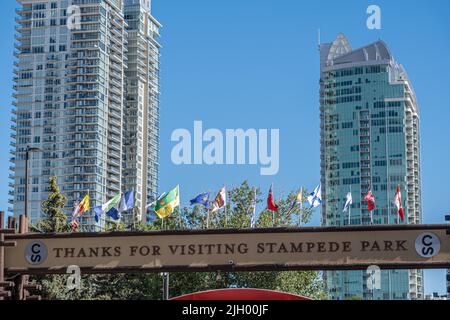13 luglio 2022 - Calgary, Alberta Canada - Bandiere all'ingresso della calgary Stampede Foto Stock