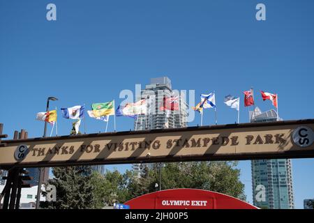 13 luglio 2022 - Calgary, Alberta Canada - Bandiere all'ingresso della calgary Stampede Foto Stock