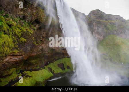 La cascata di Seljalandsfoss lungo la costa meridionale dell’Islanda è alimentata dalla fusione dell’acqua proveniente dal famoso vulcano Eyjafjallajokull, ricoperto da ghiacciai. Questo potente Foto Stock