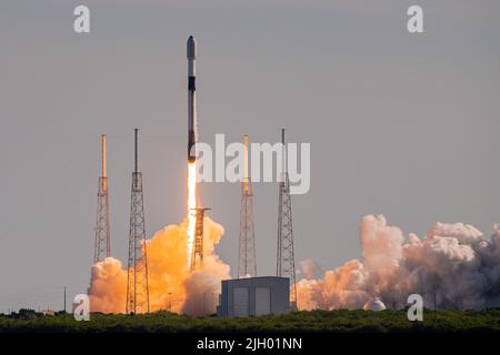 Un razzo Falcon 9 che trasporta i satelliti Starlink a banda larga di SpaceX viene lanciato dallo Space Launch Complex 40 (SLC-40) alla Stazione spaziale di Cape Canaveral, Florida, 7 luglio 2022. Questo è stato il volo del 13th per il primo booster di Falcon 9 a sostegno di questa missione. (STATI UNITI Space Force foto di Joshua conti) Foto Stock