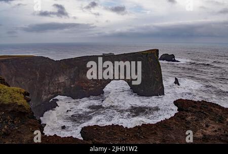 Dyrhólaey, 'isola della collina del duor', precedentemente conosciuta dai marinai come Cape Portland, è un piccolo promontorio situato sulla costa meridionale dell'Islanda, non lontano dalla Th Foto Stock