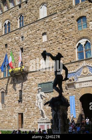 Perseus di Benvenuto Cellini con David Staue in background Loggia dei Lanzi Piazza della Signoria Firenze Italia Foto Stock