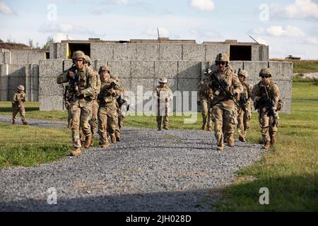 Soldati assegnati a Bravo Company, 2nd Battaglione, 113th reggimento fanteria, 44th squadra di combattimento di Brigata di fanteria, la Guardia Nazionale dell'Esercito del New Jersey conduce un'esercitazione di fuoco vivo il 12 luglio 2022 all'esercitazione esportabile di addestramento di combattimento (XCTC) a Fort Drum, New York. Più di 2.500 soldati partecipano all'evento di addestramento, che consente alle squadre di combattimento delle brigate di raggiungere la preparazione dei platoni addestrati necessaria per dispiegare, combattere e vincere. (STATI UNITI Guardia Nazionale dell'esercito foto di Sgt. Benjamin Martinez) Foto Stock