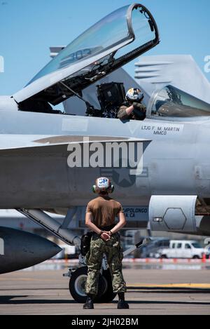 Un F-18 Super Hornet dal Navy's Strike Fighter Squadron (VFA) 192 'Golden Dragons' basato sulla base Naval Air Station Lemoore, California, si prepara per il decollo alla base della Guardia Nazionale aerea di Portland (PANGB), Ore. Il 12 luglio 2022. F-15 i piloti Eagle del PANGB 123rd Fighter Squadron partecipano a due settimane di addestramento dissimile di combattimento aereo (DACT) con i Dragoni d'Oro, 11 luglio 22. (STATI UNITI Air National Guard foto di Master Sgt. Segheria Steph) Foto Stock