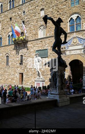 Perseus di Benvenuto Cellini con David Staue in background Loggia dei Lanzi Piazza della Signoria Firenze Italia Foto Stock