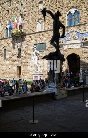Perseus di Benvenuto Cellini con David Staue in background Loggia dei Lanzi Piazza della Signoria Firenze Italia Foto Stock