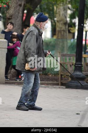 Nick Nolte filma 'Rittenhouse' a Philadelphia, Pennsylvania. Nolte gioca un senzatetto che fa amicizia con un giovane che lo visita nel parco ogni giorno nel corso degli anni. Featuring: Nick Nolte dove: Philadelphia, Pennsylvania, Stati Uniti quando: 18 Ott 2021 Credit: Hugh Dillon/WENN.com Foto Stock