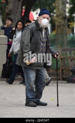 Nick Nolte filma 'Rittenhouse' a Philadelphia, Pennsylvania. Nolte gioca un senzatetto che fa amicizia con un giovane che lo visita nel parco ogni giorno nel corso degli anni. Featuring: Nick Nolte dove: Philadelphia, Pennsylvania, Stati Uniti quando: 18 Ott 2021 Credit: Hugh Dillon/WENN.com Foto Stock