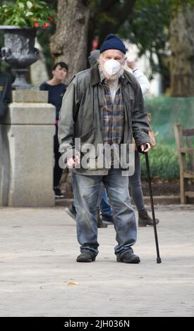 Nick Nolte filma 'Rittenhouse' a Philadelphia, Pennsylvania. Nolte gioca un senzatetto che fa amicizia con un giovane che lo visita nel parco ogni giorno nel corso degli anni. Featuring: Nick Nolte dove: Philadelphia, Pennsylvania, Stati Uniti quando: 18 Ott 2021 Credit: Hugh Dillon/WENN.com Foto Stock