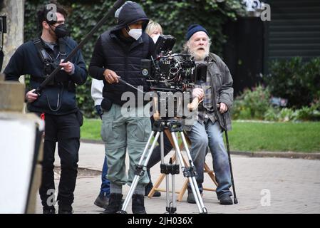 Nick Nolte filma 'Rittenhouse' a Philadelphia, Pennsylvania. Nolte gioca un senzatetto che fa amicizia con un giovane che lo visita nel parco ogni giorno nel corso degli anni. Featuring: Nick Nolte dove: Philadelphia, Pennsylvania, Stati Uniti quando: 18 Ott 2021 Credit: Hugh Dillon/WENN.com Foto Stock