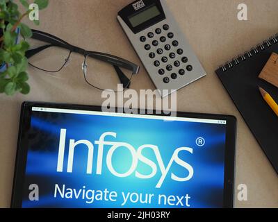 In questa foto è mostrato un logo Infosys (Infosys Technologies Limited) visualizzato su un tablet. Foto Stock
