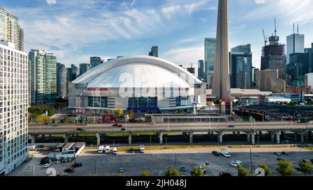 Luglio 10 2022, Toronto Ontario Canada. Rogers Centre, sede della Toronto Blue Jays Aerial vuota al mattino presto. Luke Durda/Alamy Foto Stock