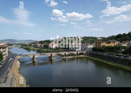 Uno scatto aereo del ponte alle grazie di Firenze Foto Stock