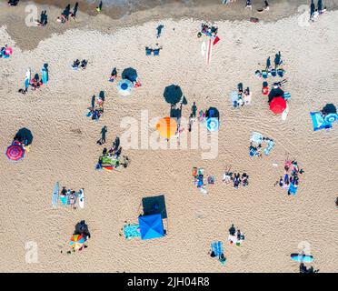 Vista aerea di TopDown di persone che si rilassano sulla sabbia in Virginia Beach Foto Stock