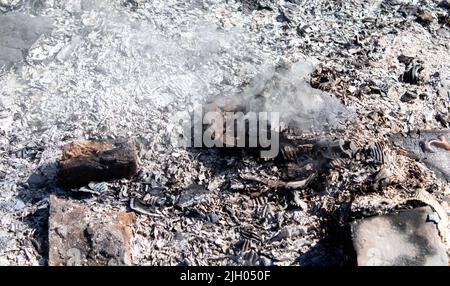 Nella foto è legno bruciato. Una casa fotografata è stata bruciata. Foto Stock