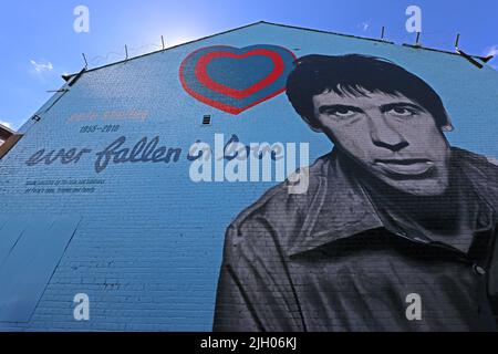 Persino caduto in amore, con qualcuno che non abbiate, murale commemorativo di Pete Shelley da Akse P19, nel centro della città di Leigh, Manchester grande, Inghilterra Foto Stock