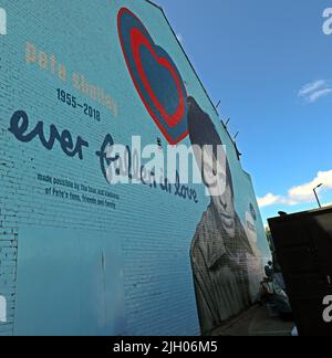 Pete Shelley Buzzcks, Peter Campbell McNeish, murale commemorativo - mai caduto in amore, Leigh Town Center, Greater Manchester, Inghilterra, Regno Unito Foto Stock
