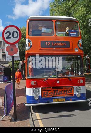 OranjeFans Holland Orange Womens football tour bus a Leigh, vicino a Wigan, 12 destinazione Londen, BJ-DH-95 Foto Stock