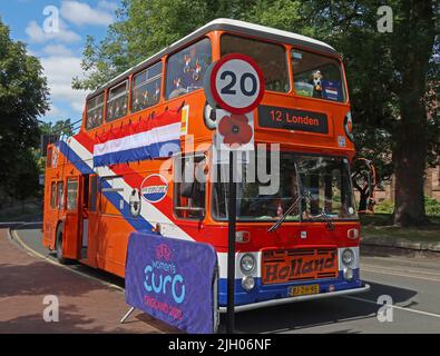OranjeFans Holland Orange Womens football tour bus a Leigh, vicino a Wigan, 12 destinazione Londen, BJ-DH-95 Foto Stock