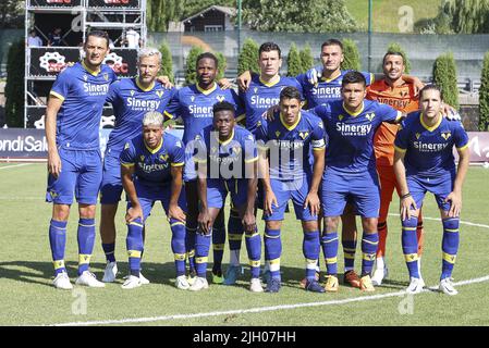 Mezzano, Italia, 13/7/2022, hellas Verona Una foto di squadra prima di Hellas Verona A vs Hellas Verona B, 2° di frendly match pre-season Serie A Tim 2022-23, al 'Centro Sportivo Intercomonale' Mezzano di Fiera di Primiero (TN), Italia, il 13 luglio 2022. Foto Stock