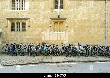 Biciclette per studenti parcheggiate nella strada principale, Oxford, UK 2022 Foto Stock