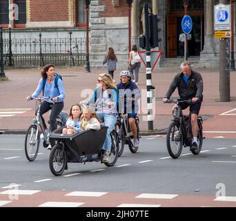 Ciclisti sulla strada ad Amsterdam Foto Stock